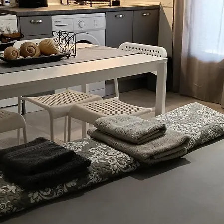 Elizabeth's Apartment1 *