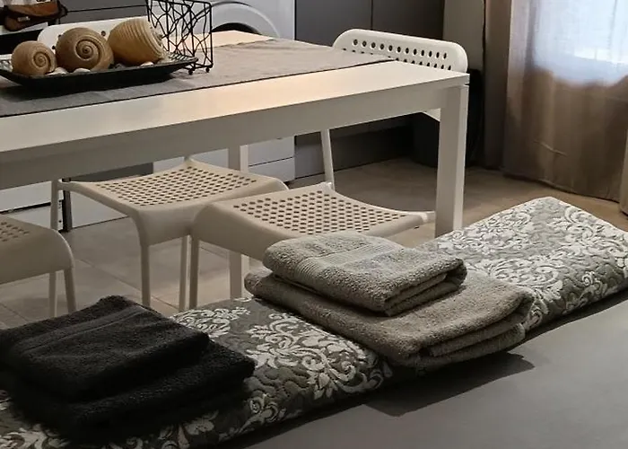 Elizabeth's Apartment1 *